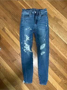 American Eagle Medium Wash Ripped Skinny Super High Rise Jegging
